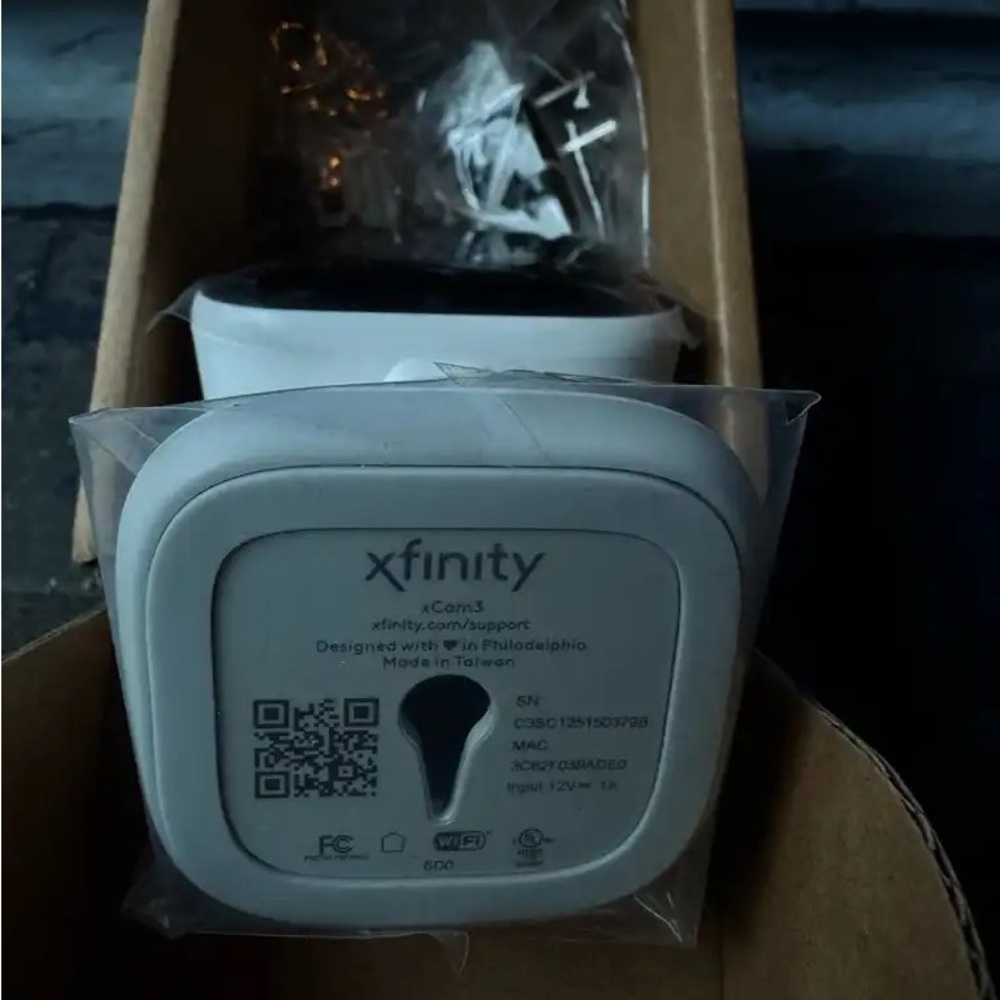 Xfinity Camera xcam3 security cam - Picture 2 of 2